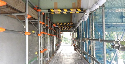 頭上の養生と注意喚起