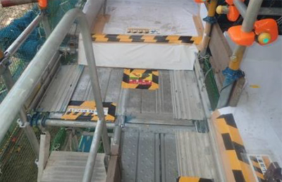 足元の養生と注意喚起