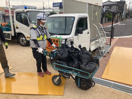 作業員の負担軽減（電動アシスト一輪車）