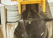 ワイヤーソーで水平切断