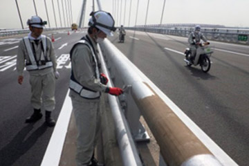 天保山大橋の欄干塗装