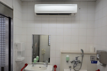 京橋パーキング　トイレ内空調設置工事