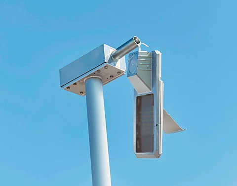 道路照明灯具落下防止構造 らく防くん